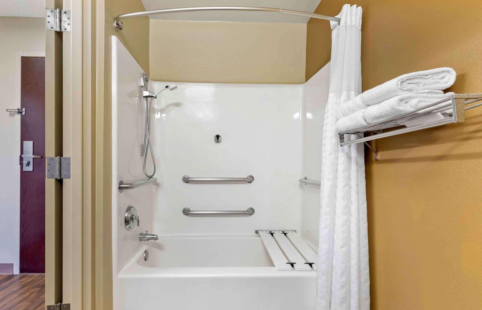 Extended America - Lauderdale - Cypress Creek - Andrews Ave 2* Oakland Park