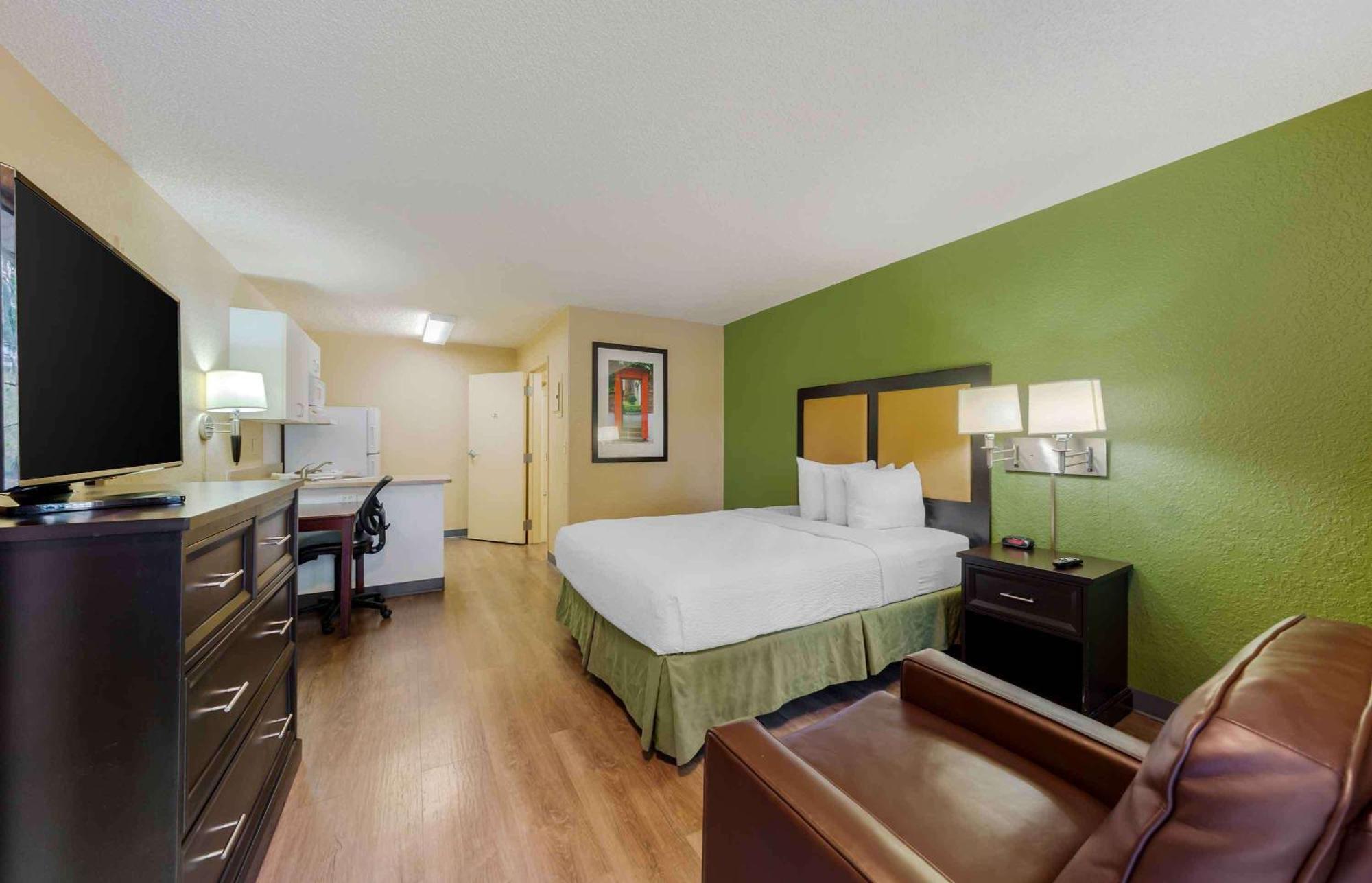 Extended America - Lauderdale - Cypress Creek - Andrews Ave Oakland Park