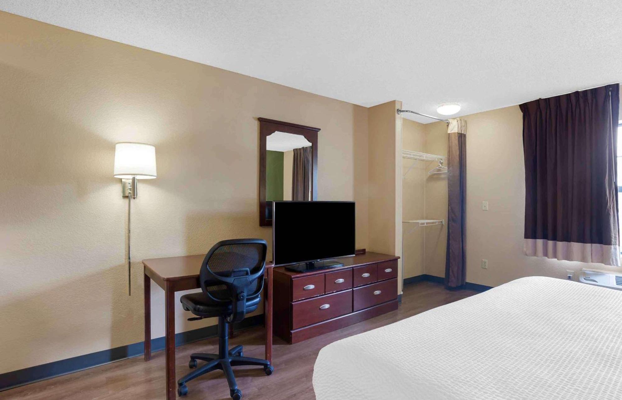Extended America - Lauderdale - Cypress Creek - Andrews Ave 2* Oakland Park